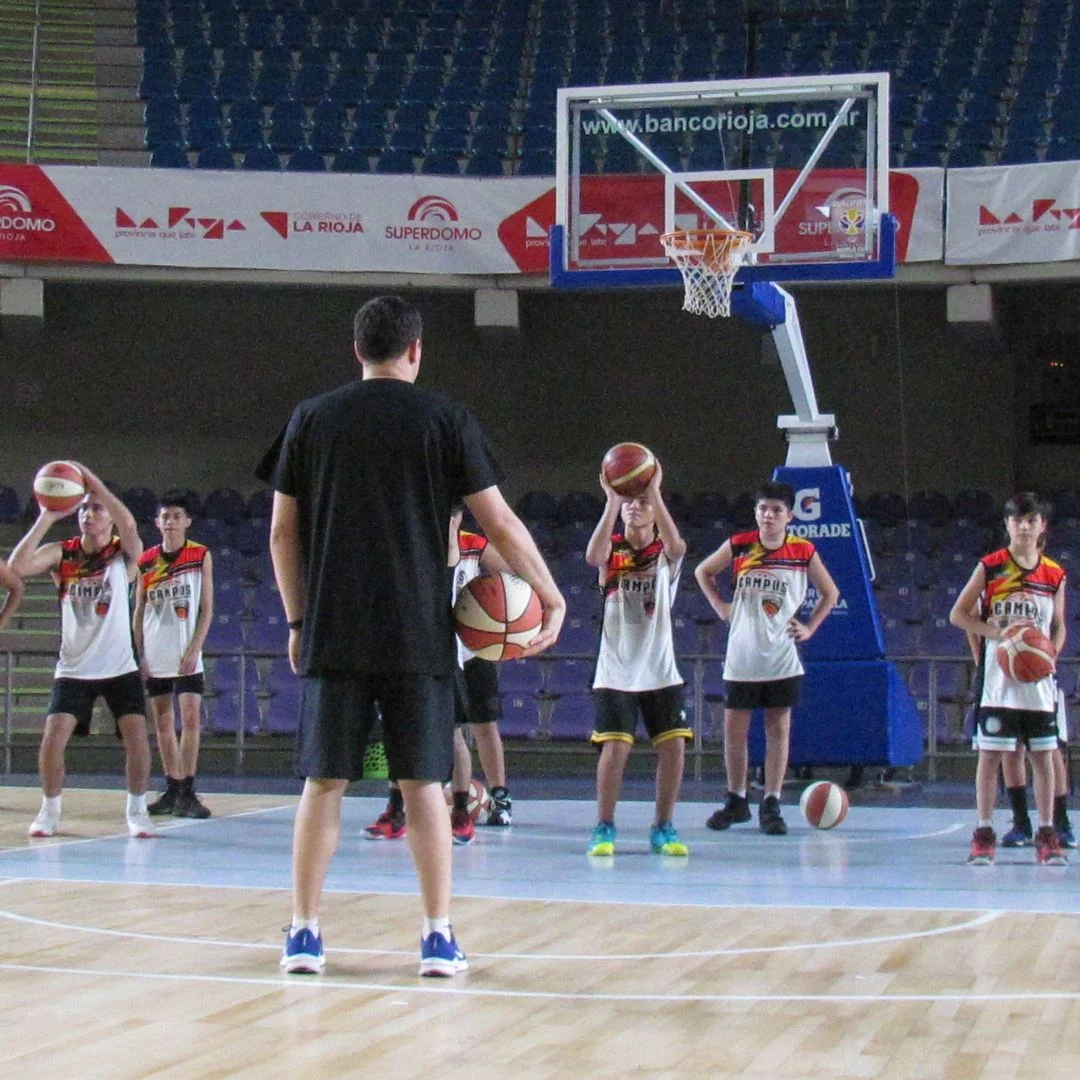 Jugadores entrenando en una cancha de baloncesto